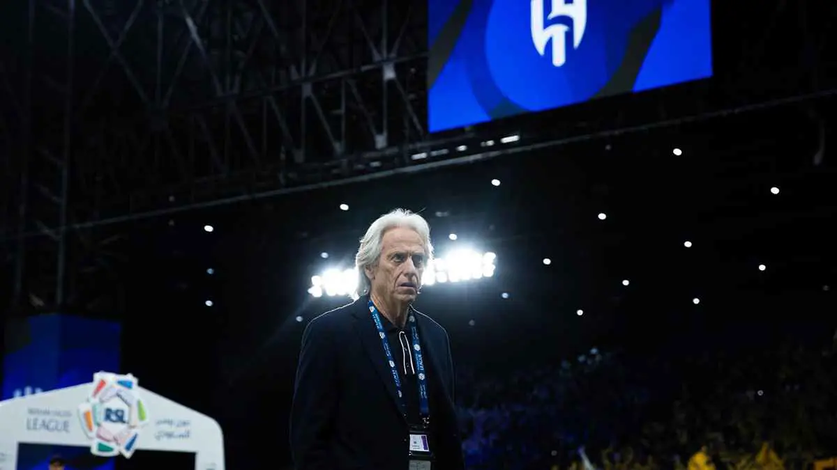 كاد يقتحم الملعب.. جيسوس ينفعل بشدة على نجم الهلال (فيديو)