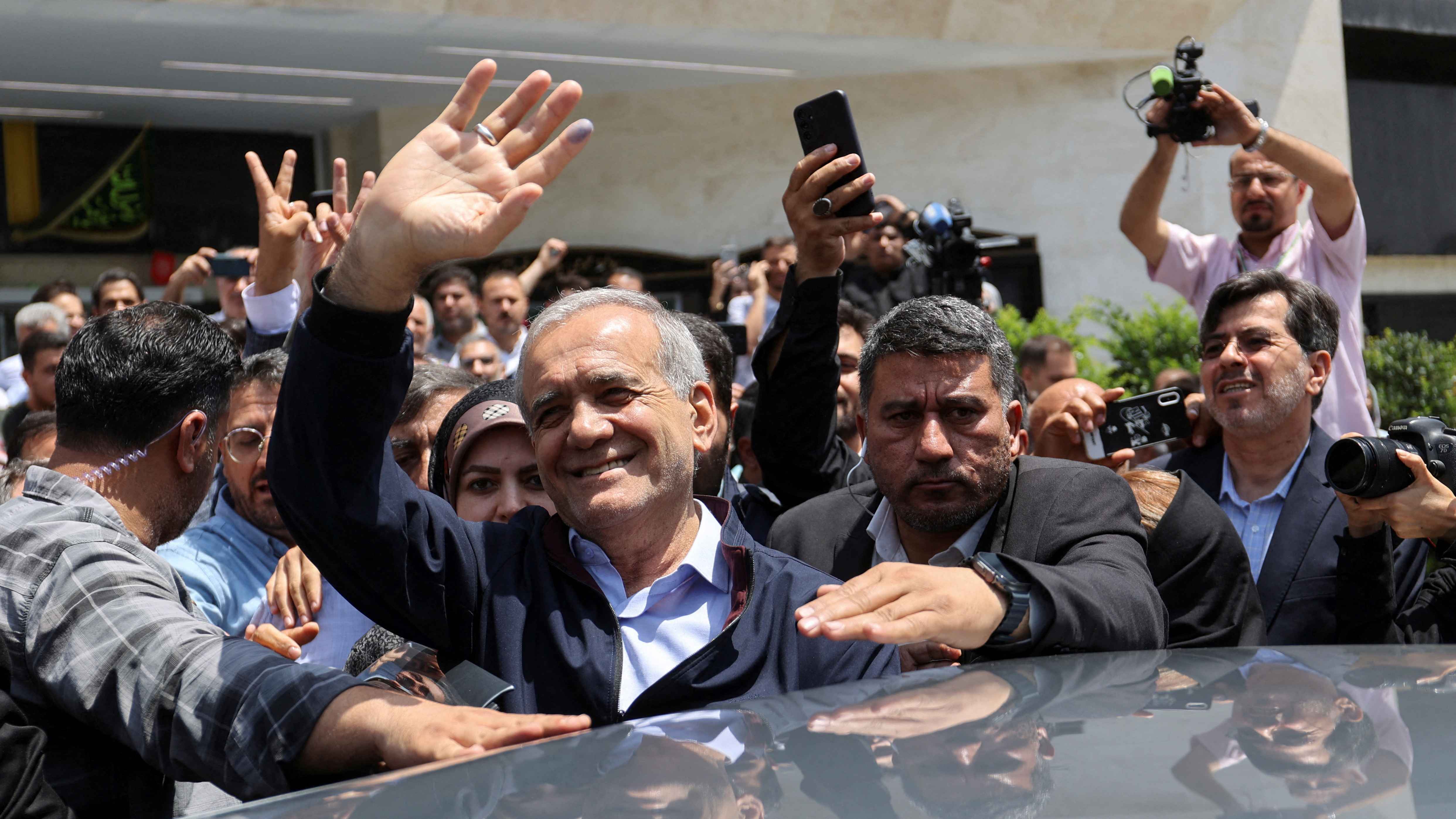 مركز تابع للبرلمان الإيراني يتوقع فوز بزشكيان بالرئاسة