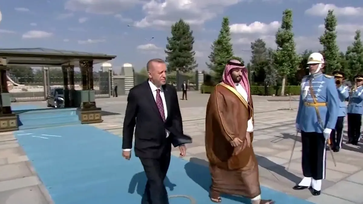 محمد بن سلمان يكسر بروتوكول "مرحبا عسكر"