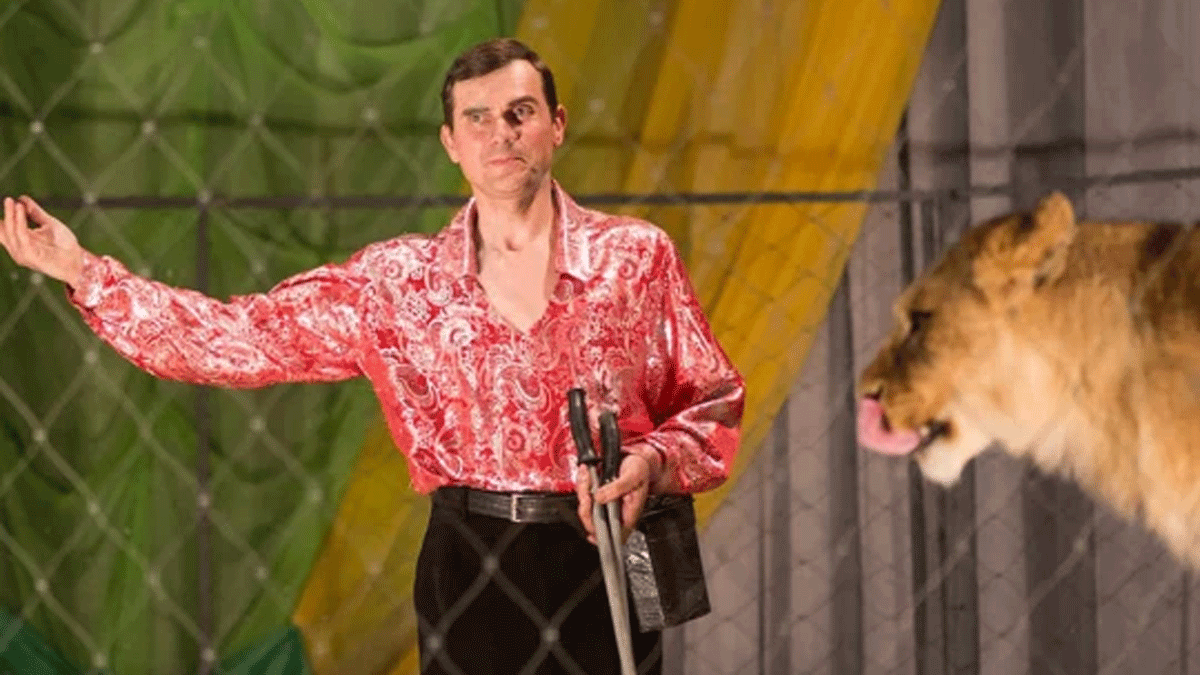 لبؤة تنقض على مدربها أمام المتفرجين في روسيا (فيديو)‎