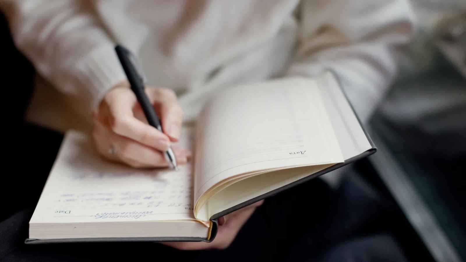 الكتابة باليد تعزز الاتصال الدماغي أكثر من الكتابة على لوحة المفاتيح