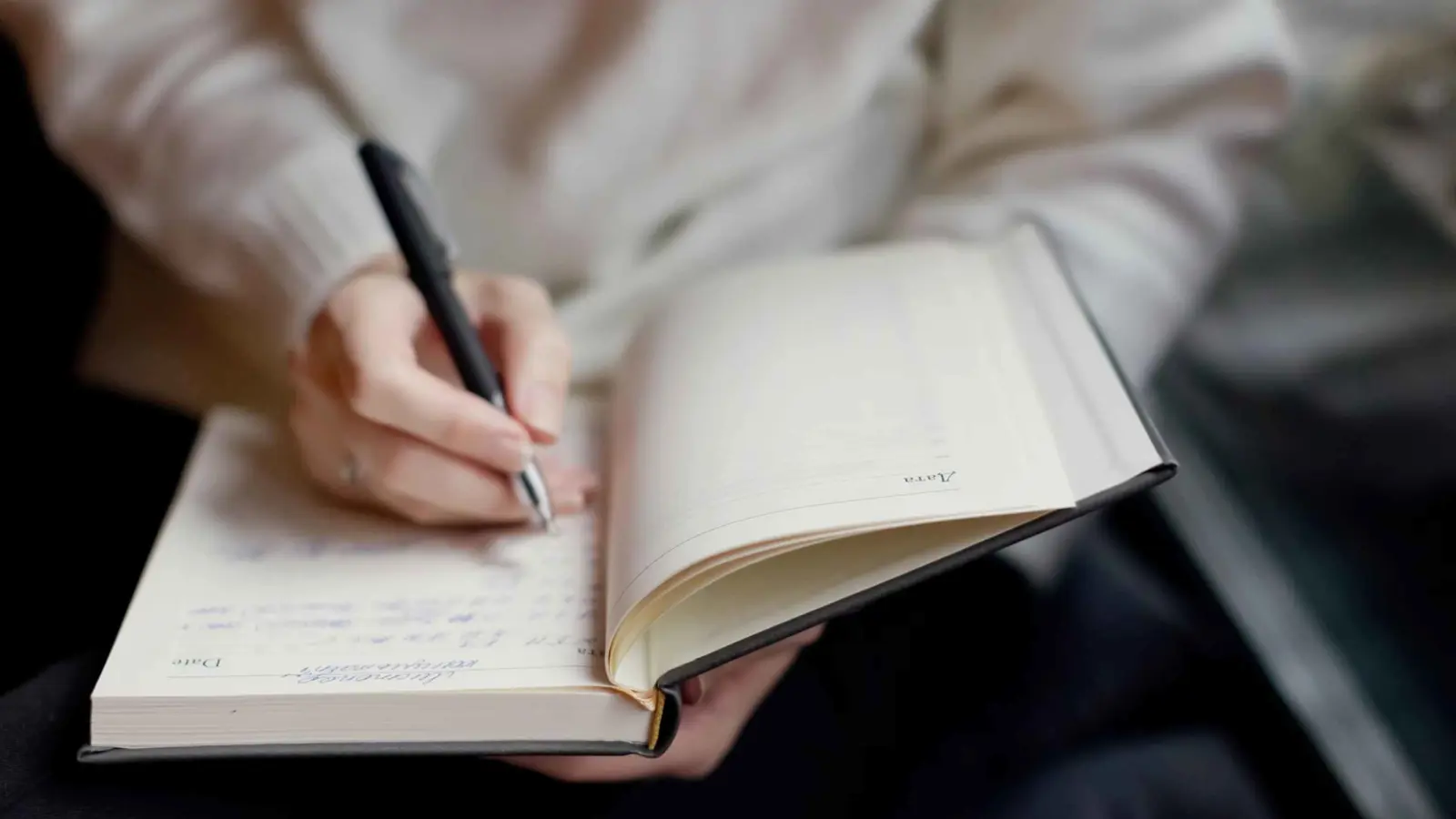 الكتابة باليد تعزز الاتصال الدماغي أكثر من الكتابة على لوحة المفاتيح