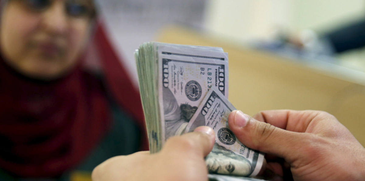 تجار مصريون يقاطعون الدولار أملًا بخفض الأسعار