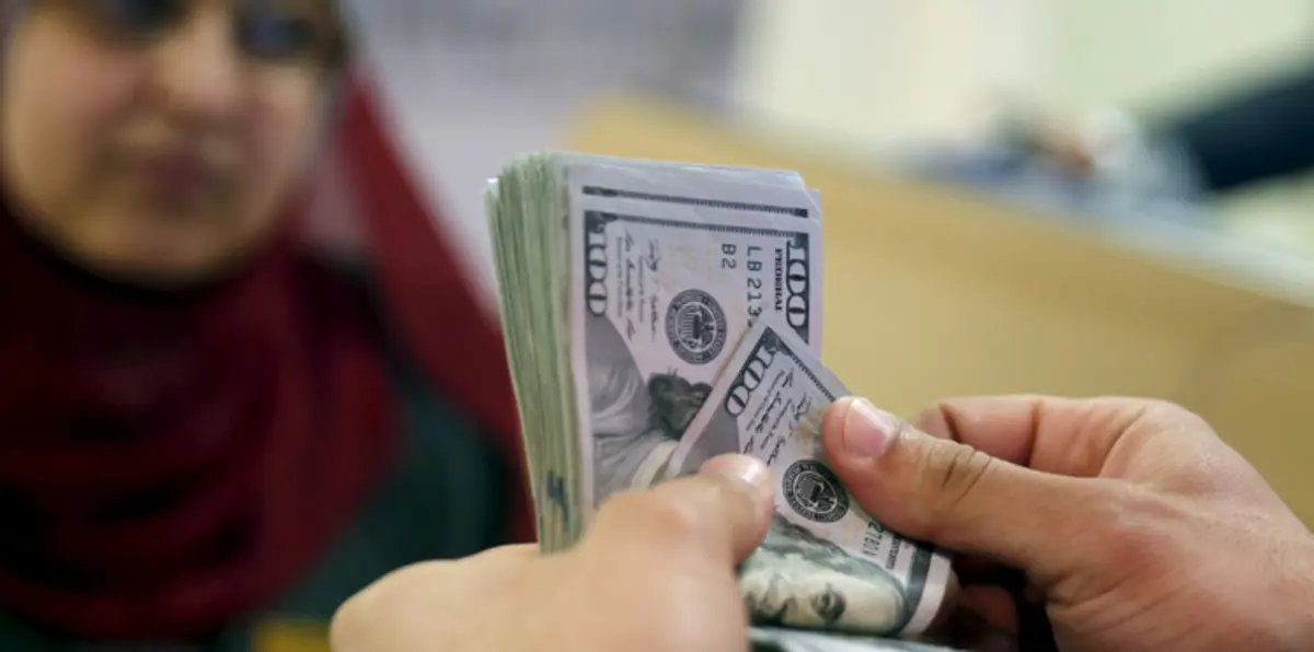 تجار مصريون يقاطعون الدولار أملًا بخفض الأسعار