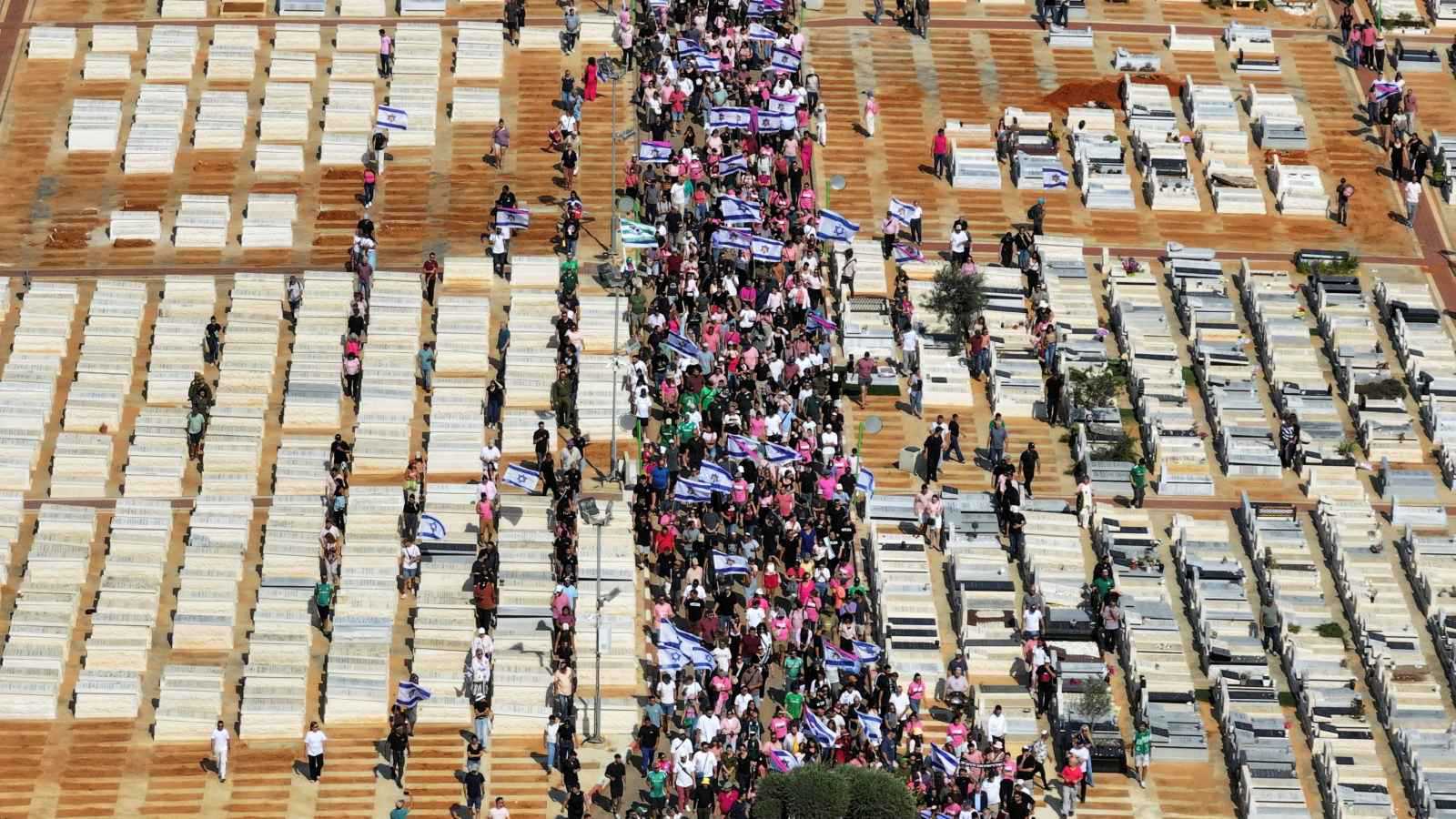 حماس تواصل الحفر بحثًا عن رفات رهائن جنوب قطاع غزة (فيديو)