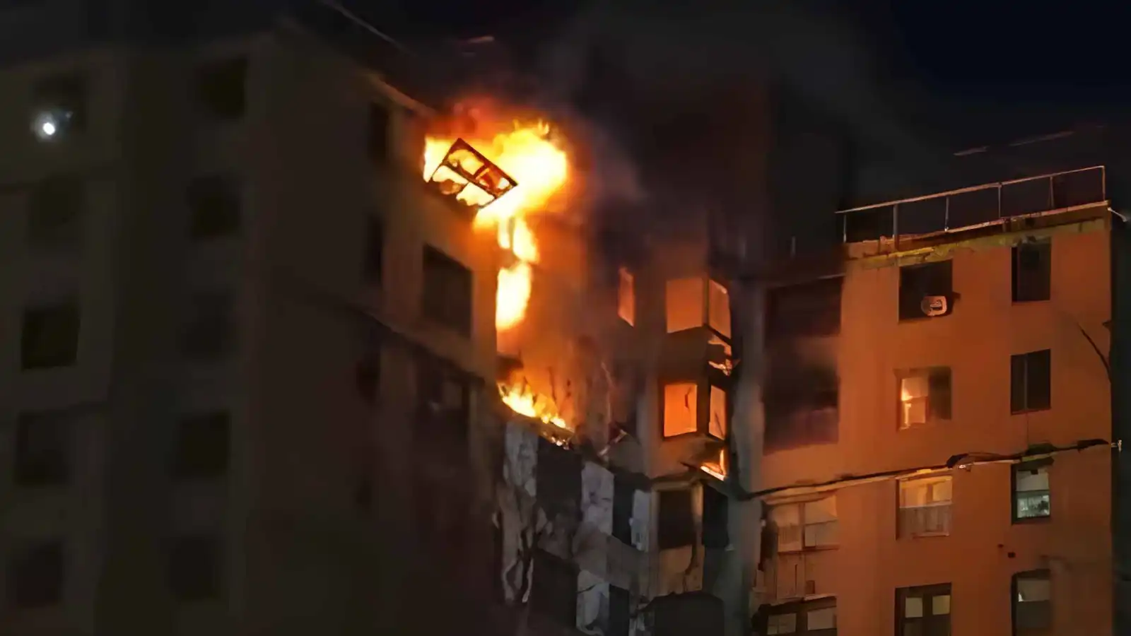 حريق ضخم بمبنى شاهق في نيويورك وإخلاء 150 شقة (فيديو)