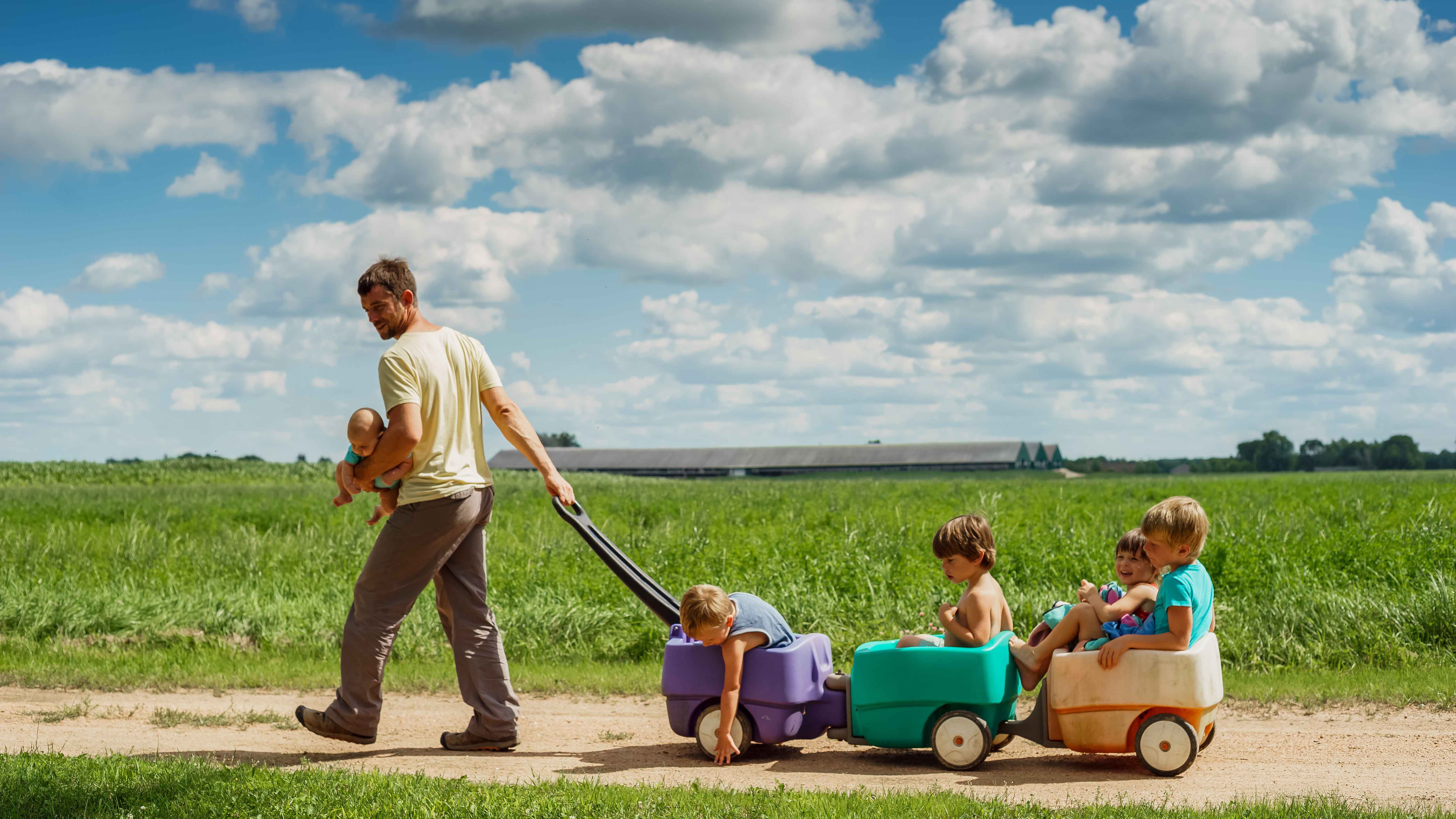 كيف يؤثر إنجاب أكثر من طفلين على أسلوبك في التربية؟