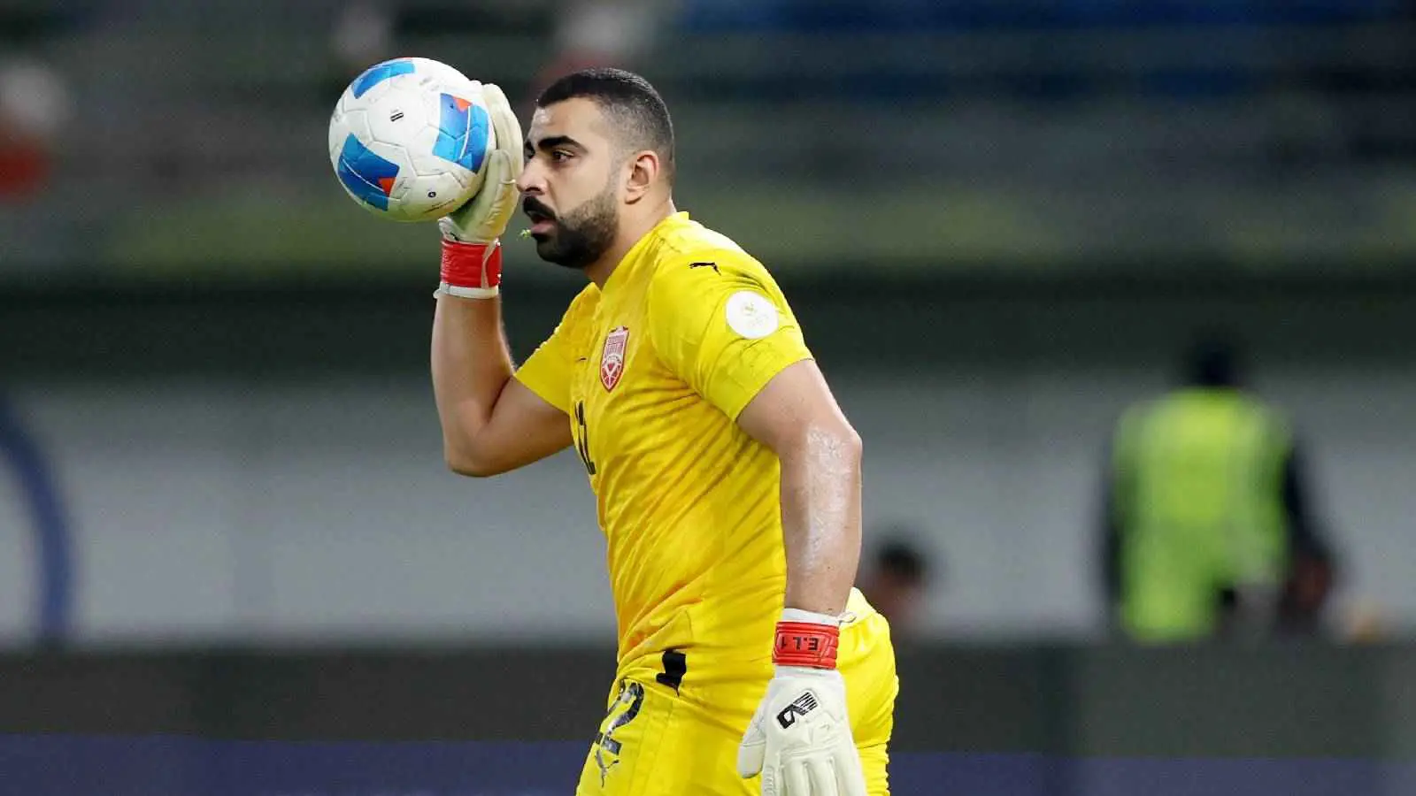 مفاجأة.. ما حقيقة عدم التزام حارس البحرين بالنظام الغذائي للمنتخب؟