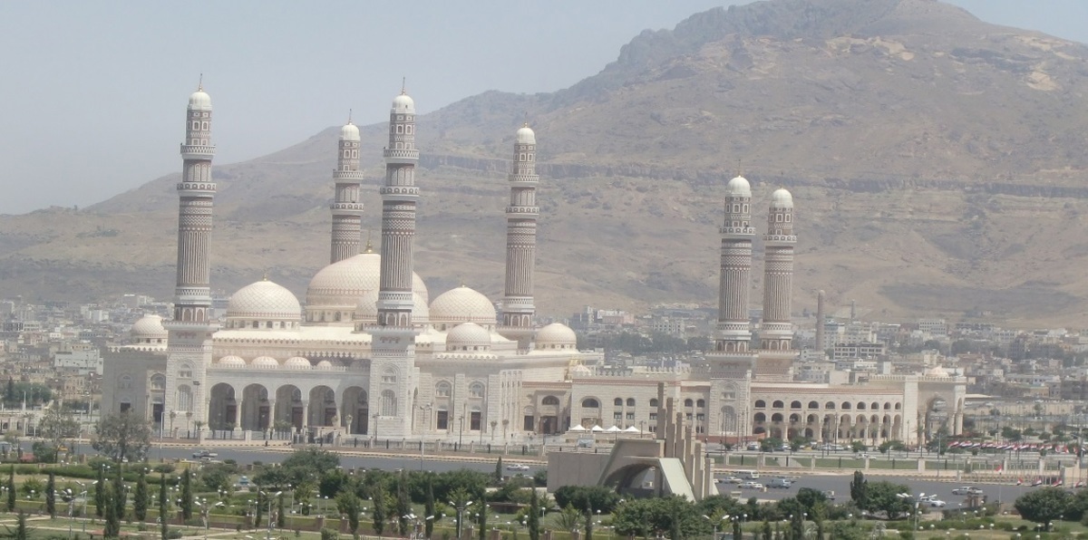 الحوثيون يُغيّرون اسم جامع الصالح في صنعاء (صورة)