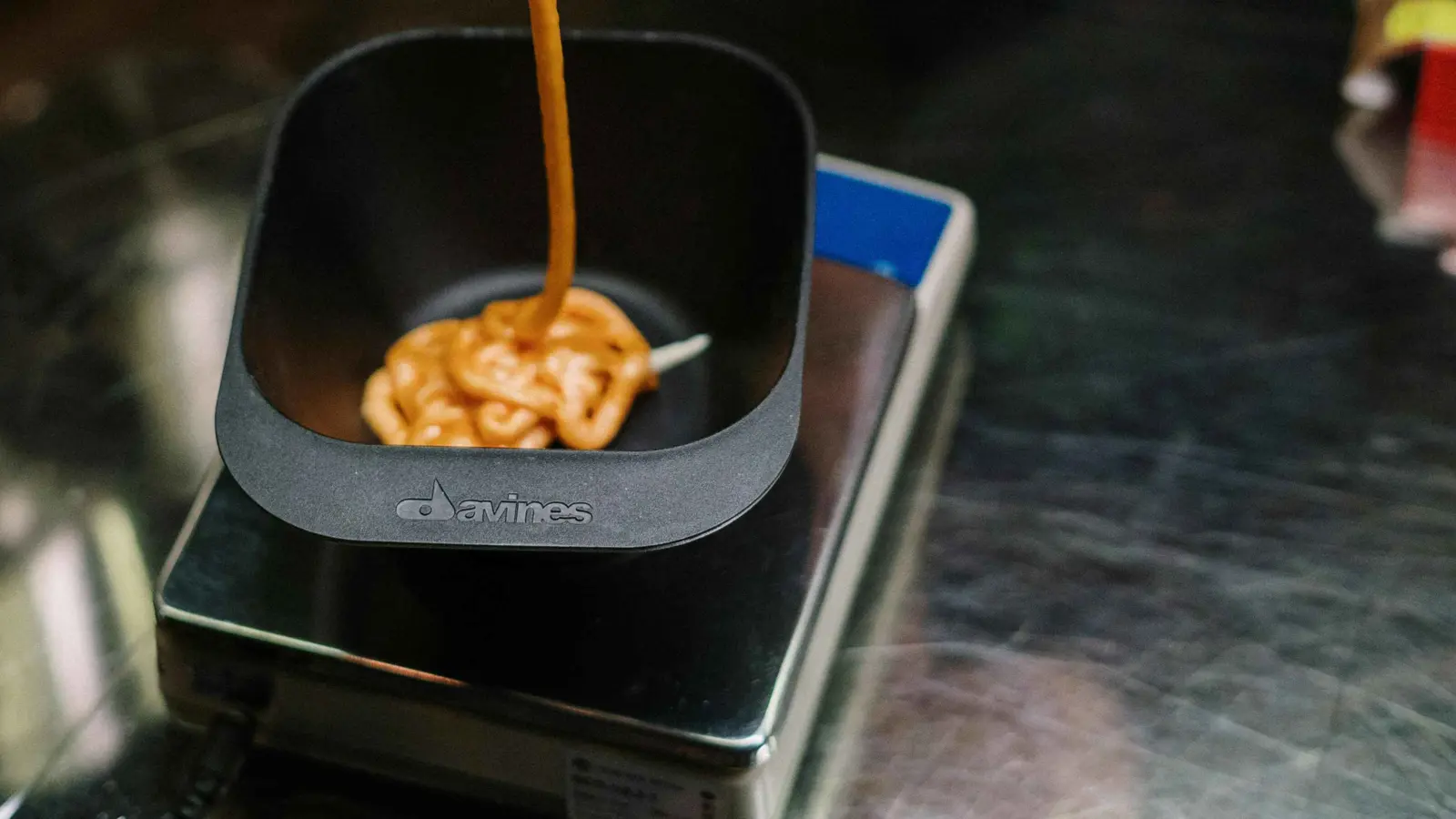 ظنت أنها "تمر هندي".. وفاة مروعة لامرأة شربت صبغة شعر