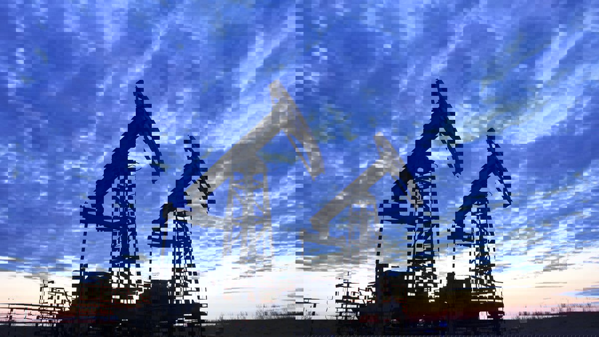 أسعار النفط تقفز بعد هبوط مخزونات الخام والوقود الأمريكية ونزول الدولار