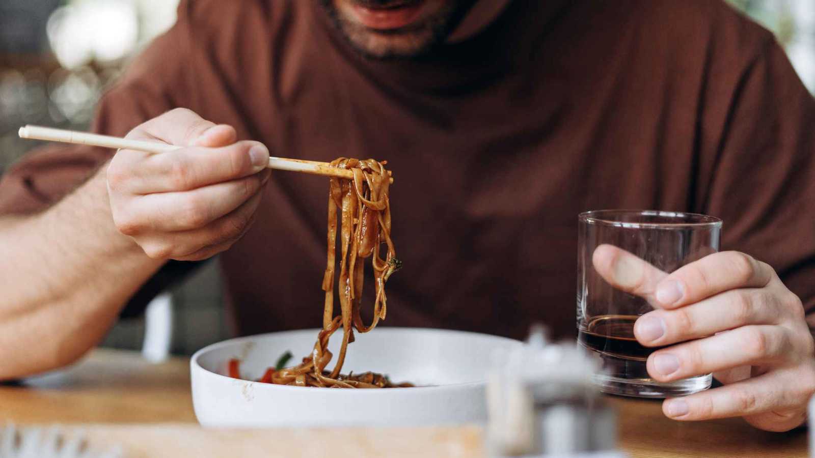 "لا للزبائن الوحيدين".. سياسة صادمة في مطعم كوري تثير الجدل