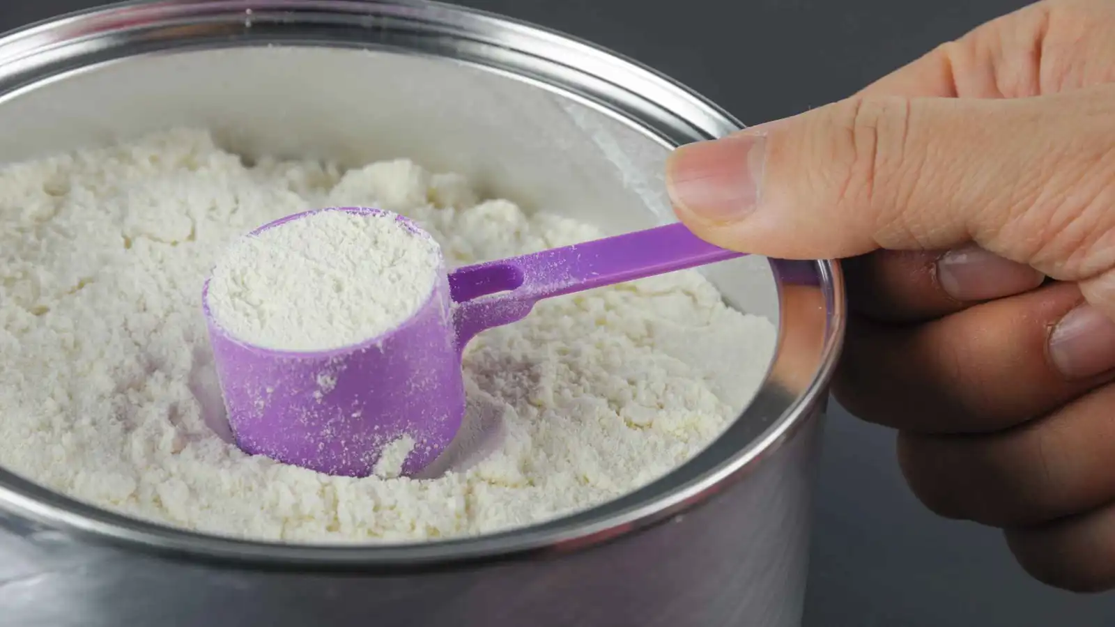 بعد اكتشاف مادة سامة.. "دانون" تسحب دفعة من حليب الأطفال