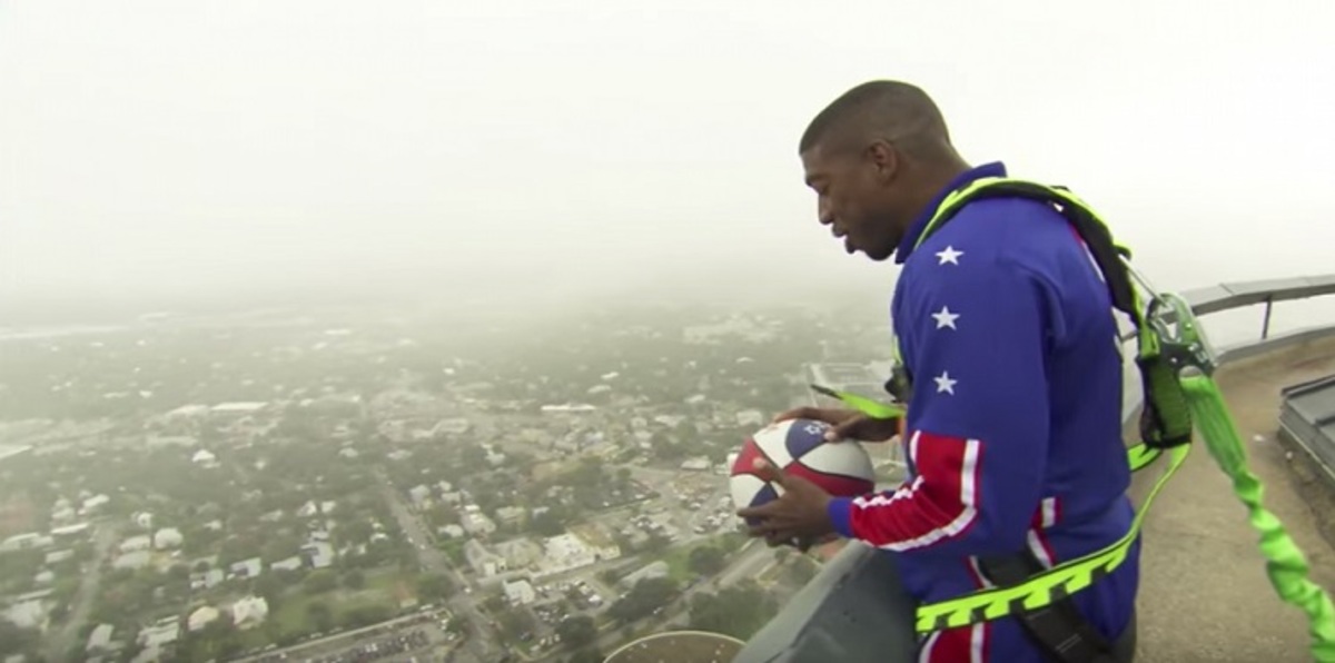 لاعب كرة سلة يحرز هدفًا على الأرض من قمة ناطحة سحاب (فيديو)