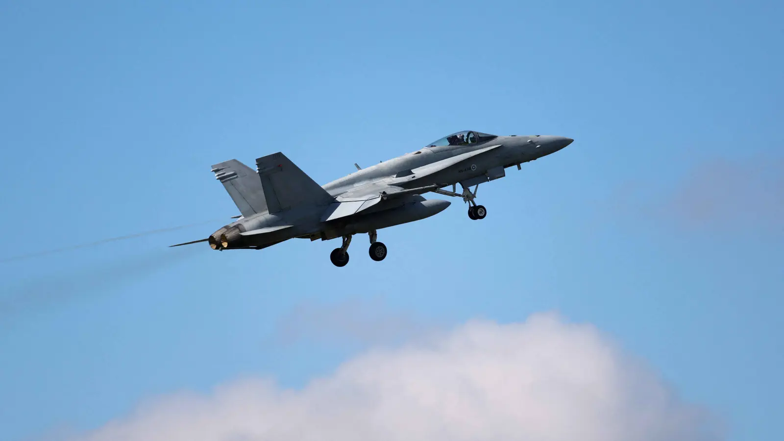 خلل فني أم تقدم حوثي؟ روايات متضاربة تحيط بسقوط F-18 الأمريكية