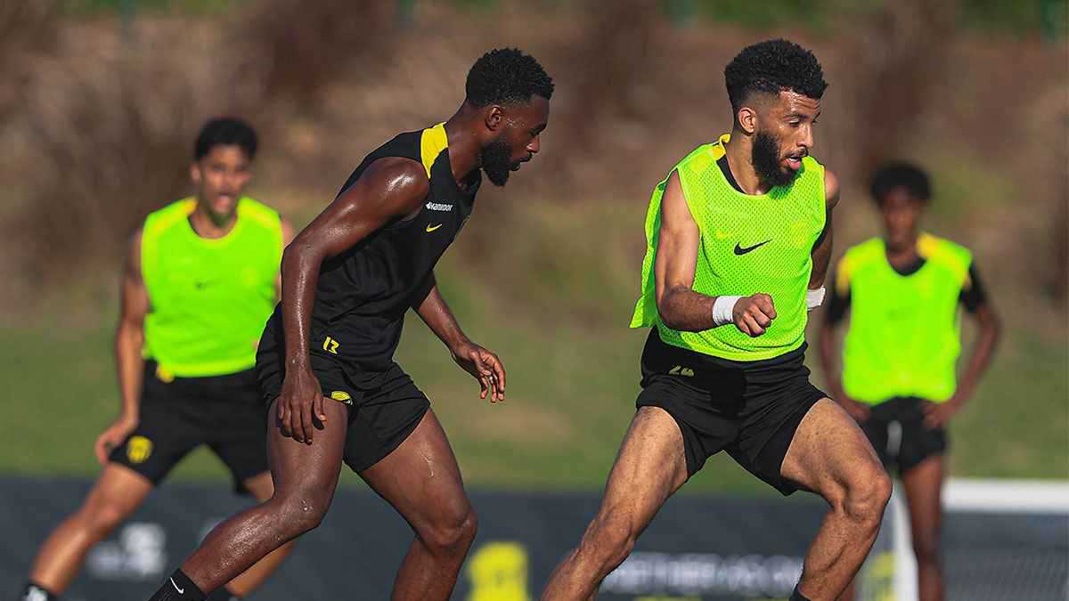 يعتقد أنه يلعب في الحواري.. جمال عارف يشن هجوما على نجم الاتحاد السعودي (صورة)