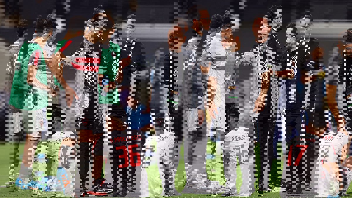 فيريرا يسقط خلال مباراة الزمالك وإيليكت التشادي (صورة)