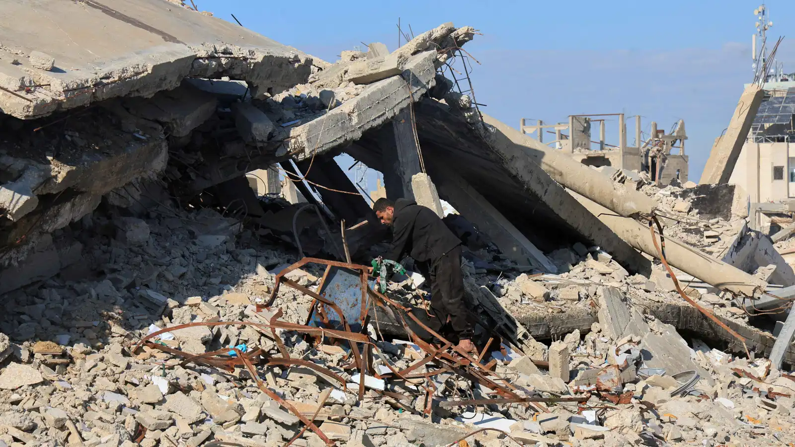 الأول منذ أكتوبر.. إسرائيل تأمر بإخلاء قسري لعائلات في جنوب قطاع غزة