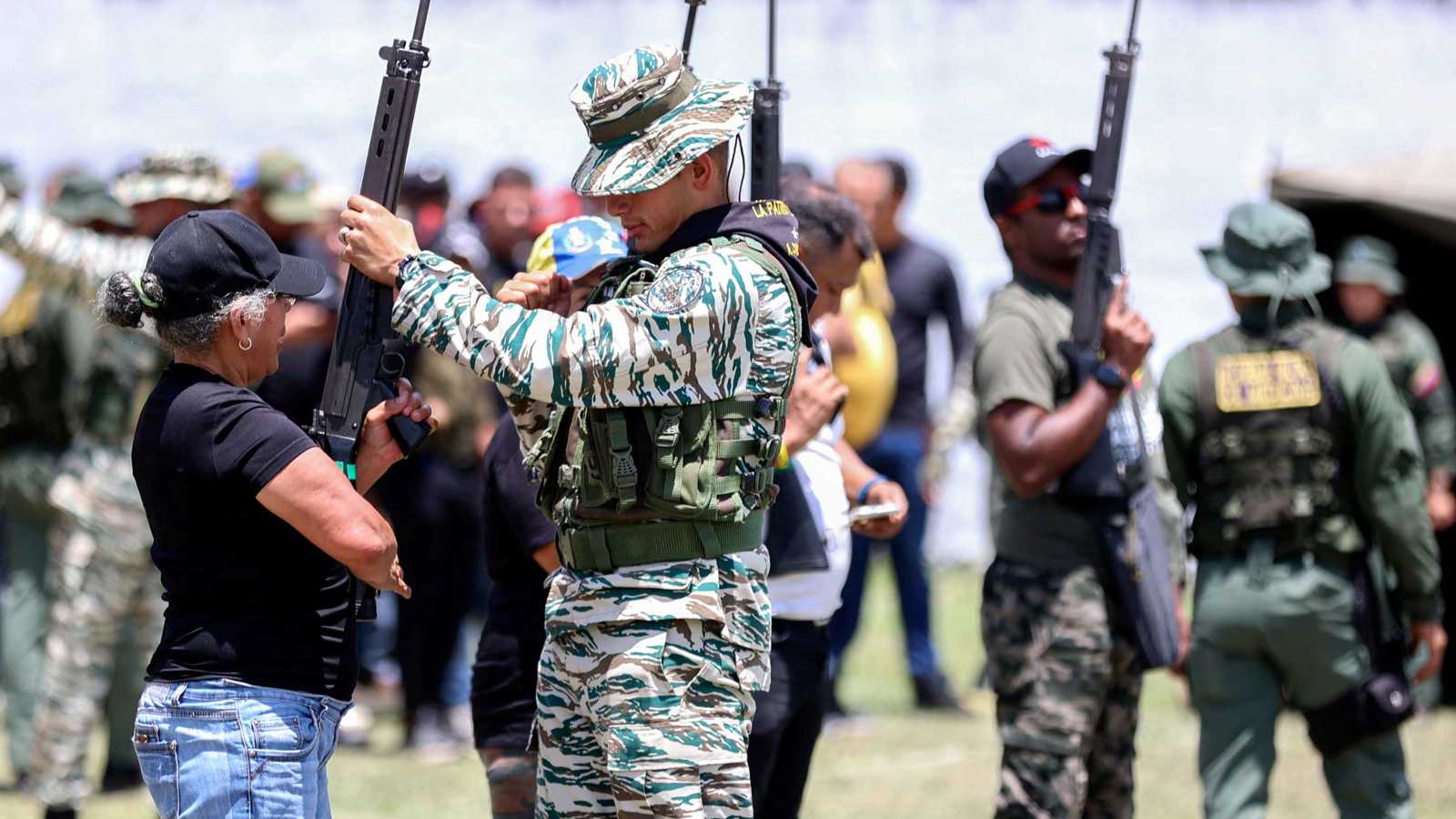 آلاف المتطوعين في الثكنات.. الفنزويليون يستعدون لحرب محتملة مع الولايات المتحدة