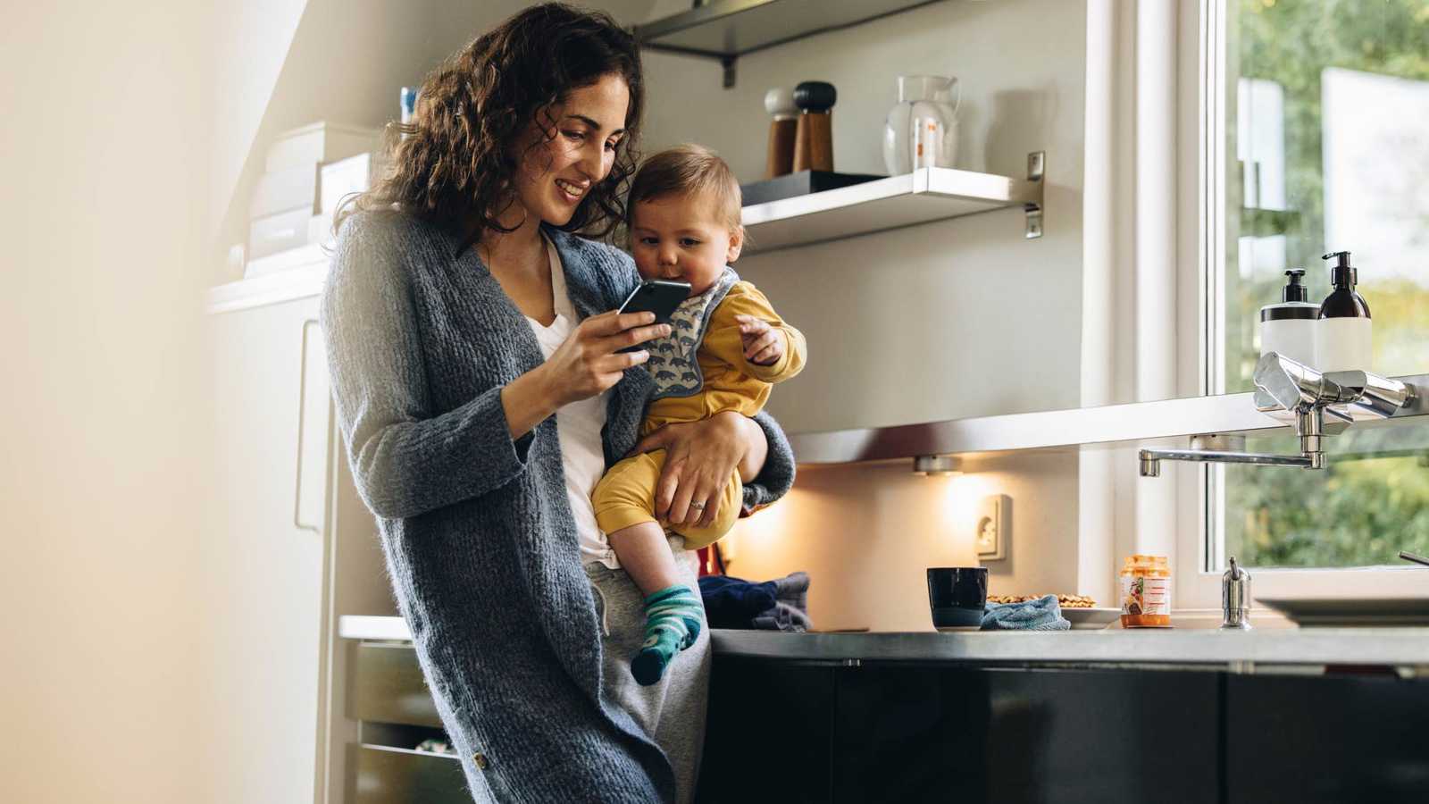 كيف تؤثر عادات استخدام الهاتف على تطور لغة طفلك؟