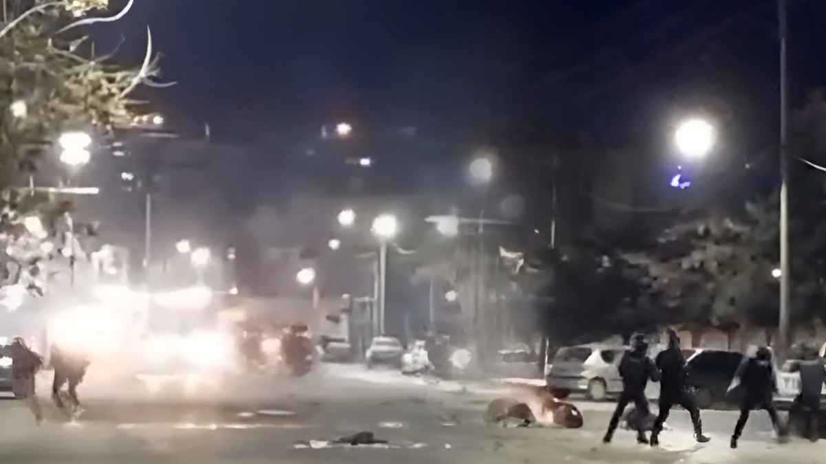 قوات الأمن خلال قمع التظاهرات في إيران