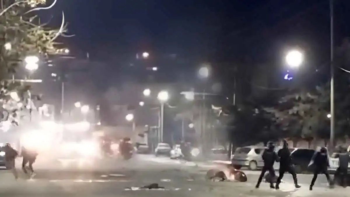 مقتل 19 محتجاً.. سياسة "القمع الناري" للتظاهرات تعمق أزمة إيران (فيديو)