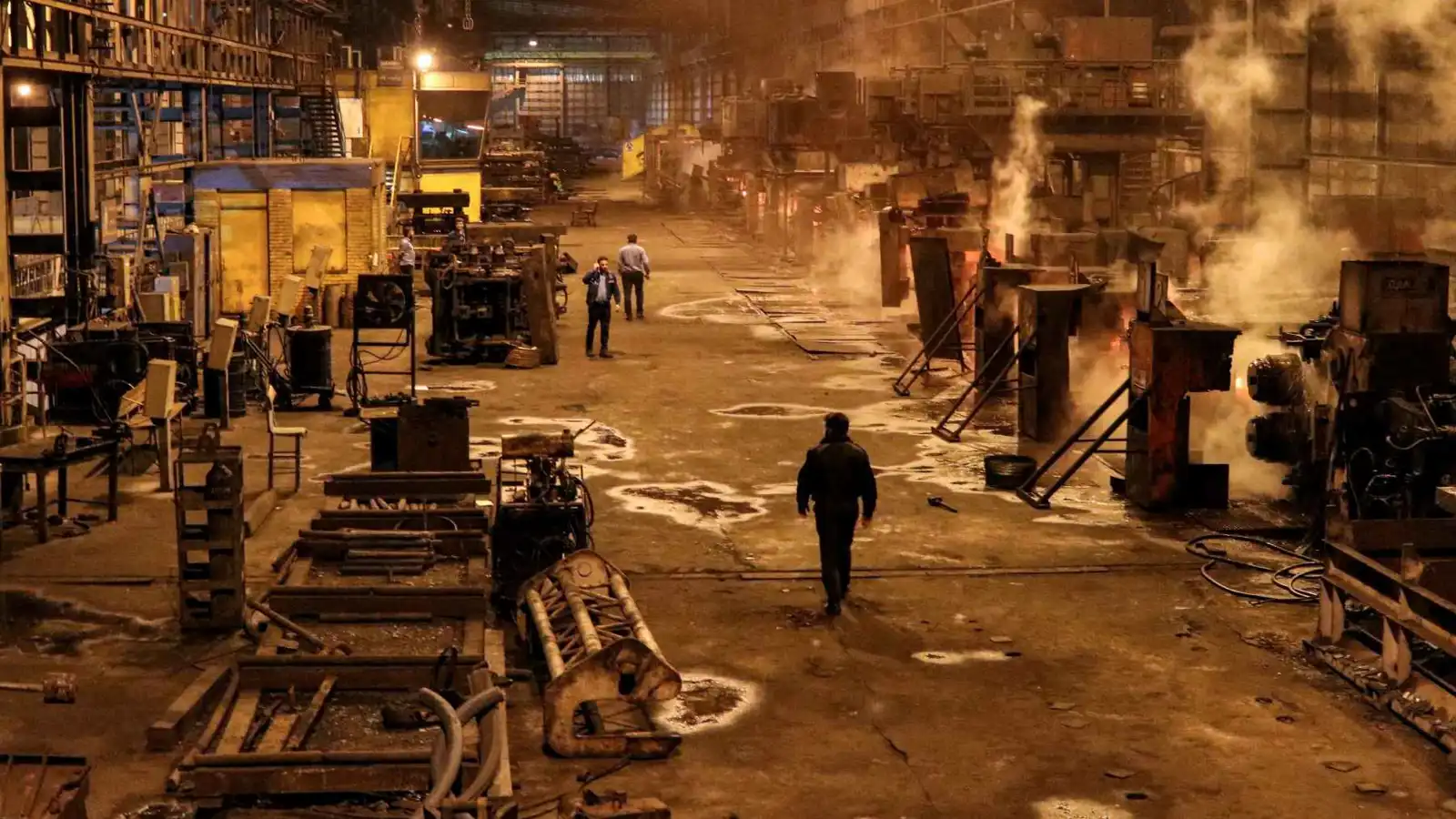 توقف الإنتاج في كبرى شركات الفولاذ الإيرانية بعد تعرضها لهجمات جوية