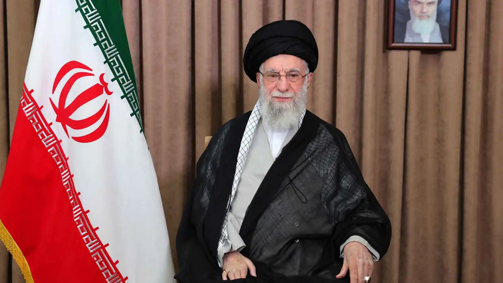 صحيفة تابعة لخامنئي تحذر من "المفاوضات الخادعة" مع أمريكا