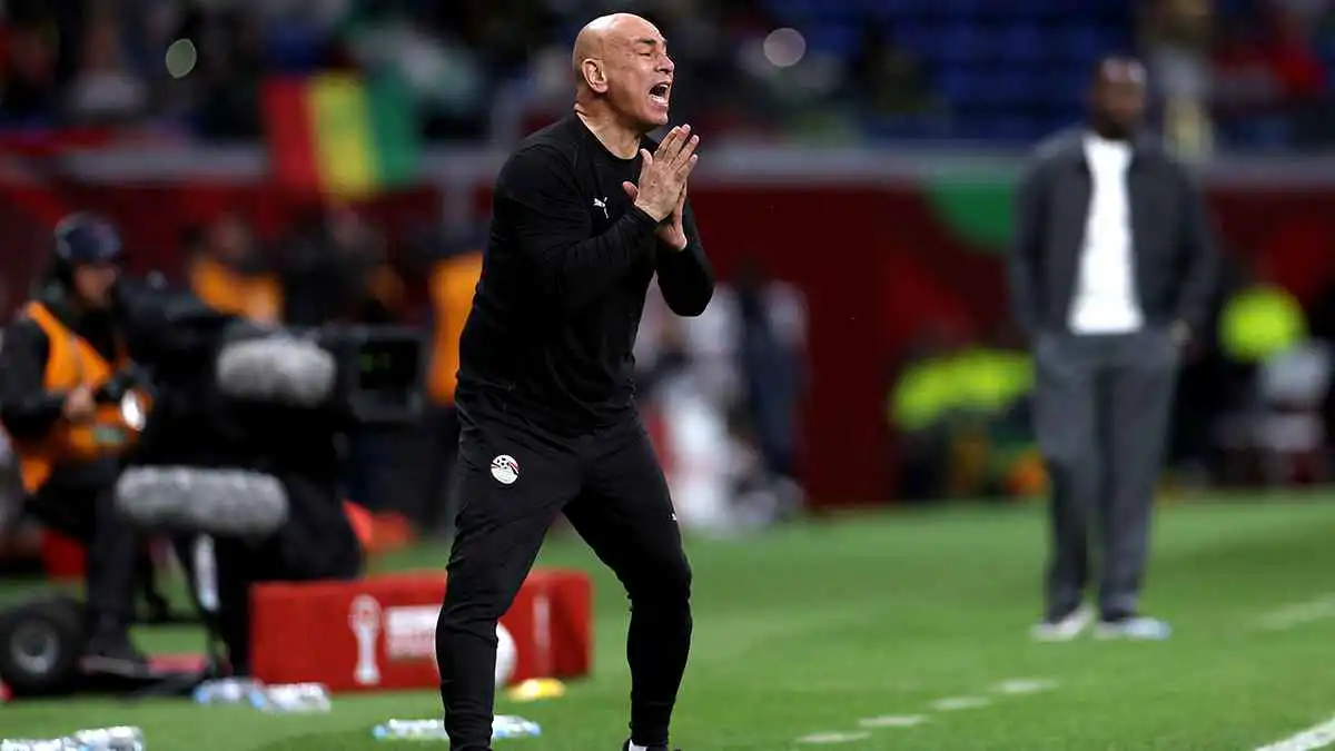 شاهد.. اشتباك بين الجهازين الفنيين لمصر والسنغال (فيديو)