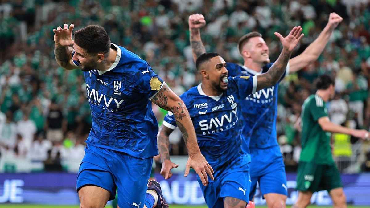 من يوقف الهلال؟