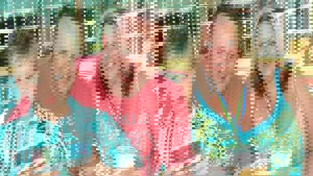 تفوز بـ2.3 مليون دولار وتبقى عاملة كافتيريا