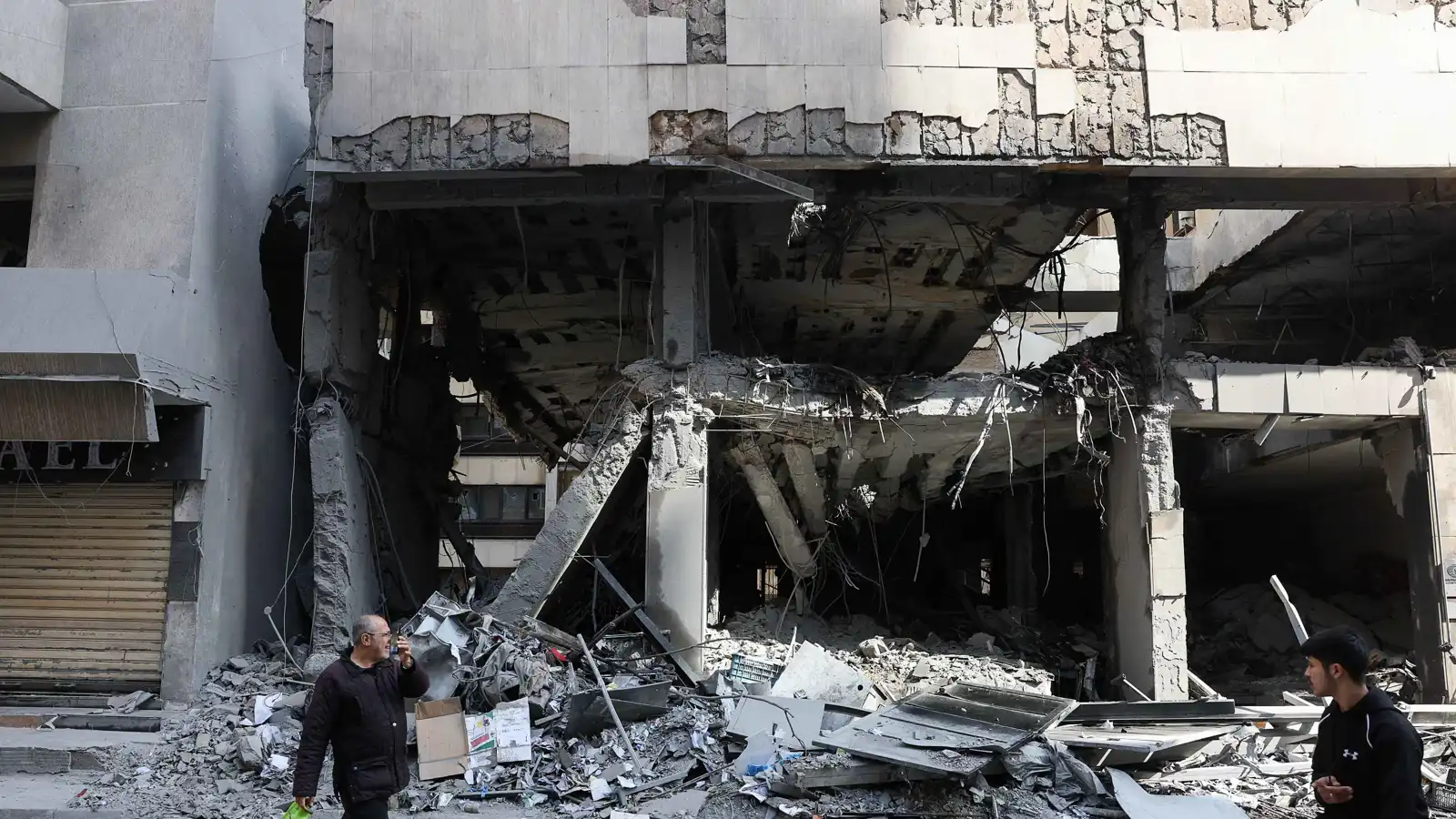 كيف تخوض إسرائيل الحرب في جبهتي إيران ولبنان معاً؟