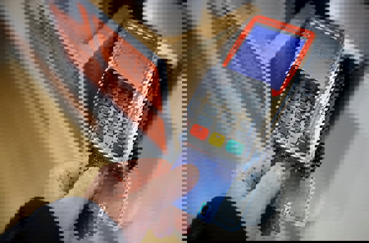 "لاسترضاء الناخبين".. إدارة بايدن تخفض غرامات بطاقات الائتمان 