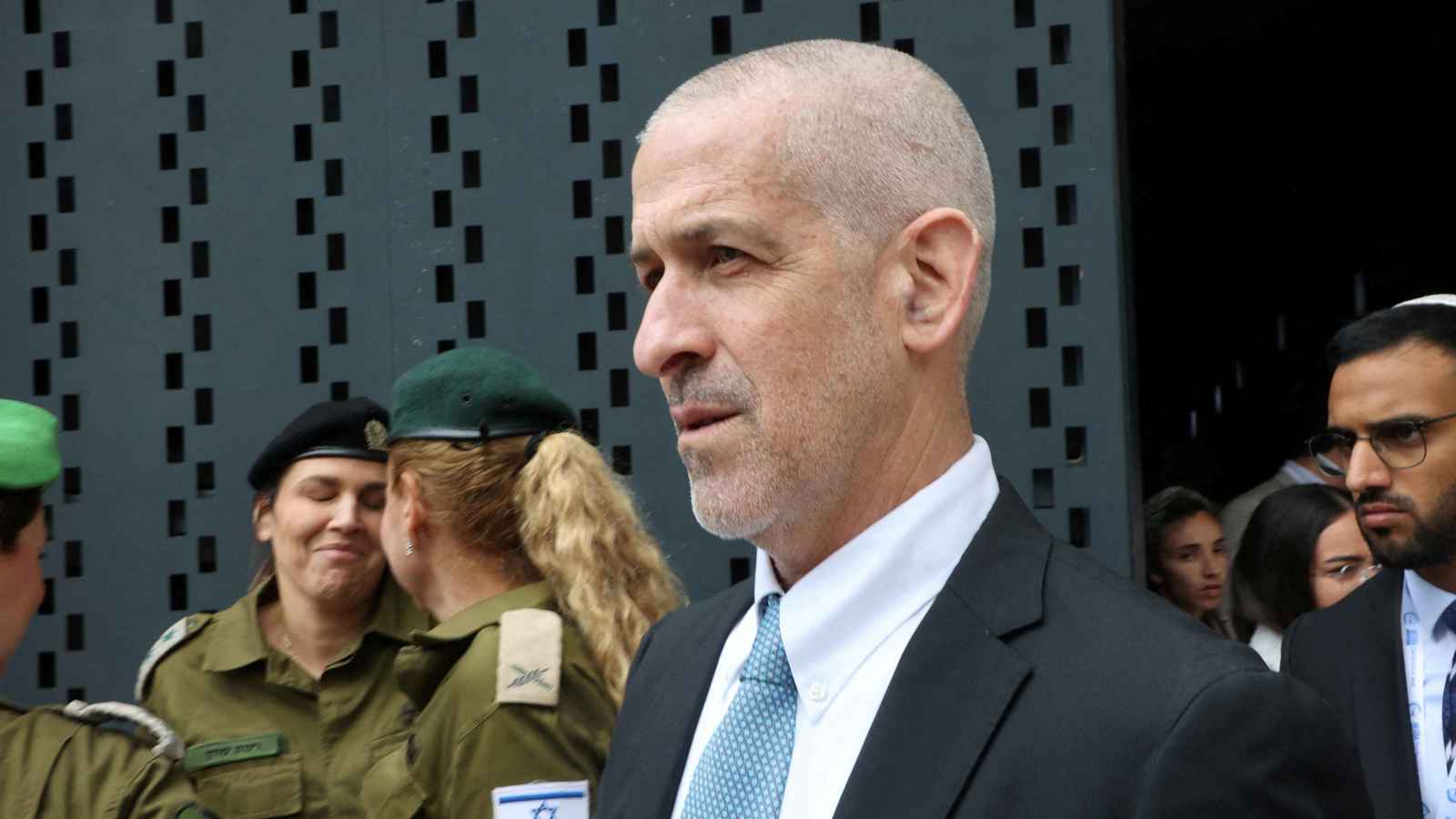 إقالة رئيس الشباك.. خطوة أمنية أم تصفية حسابات سياسية؟