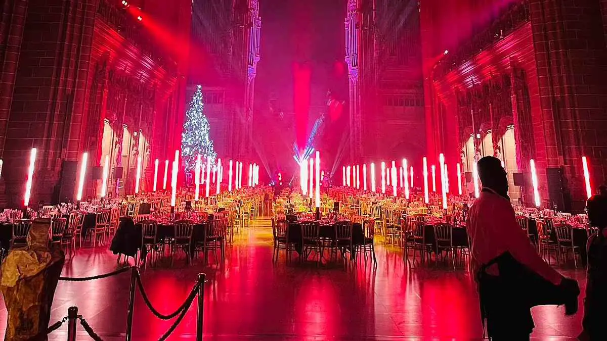 مخدرات في دورات المياه.. فضيحة تضرب ليفربول (صور)