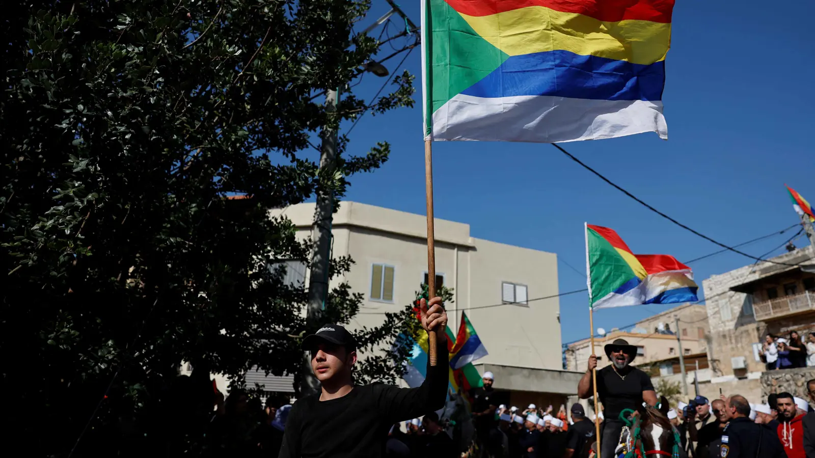 السويداء.. هل يمثل إنزال "علم الثورة" رسالة احتجاج ضد سياسات دمشق؟