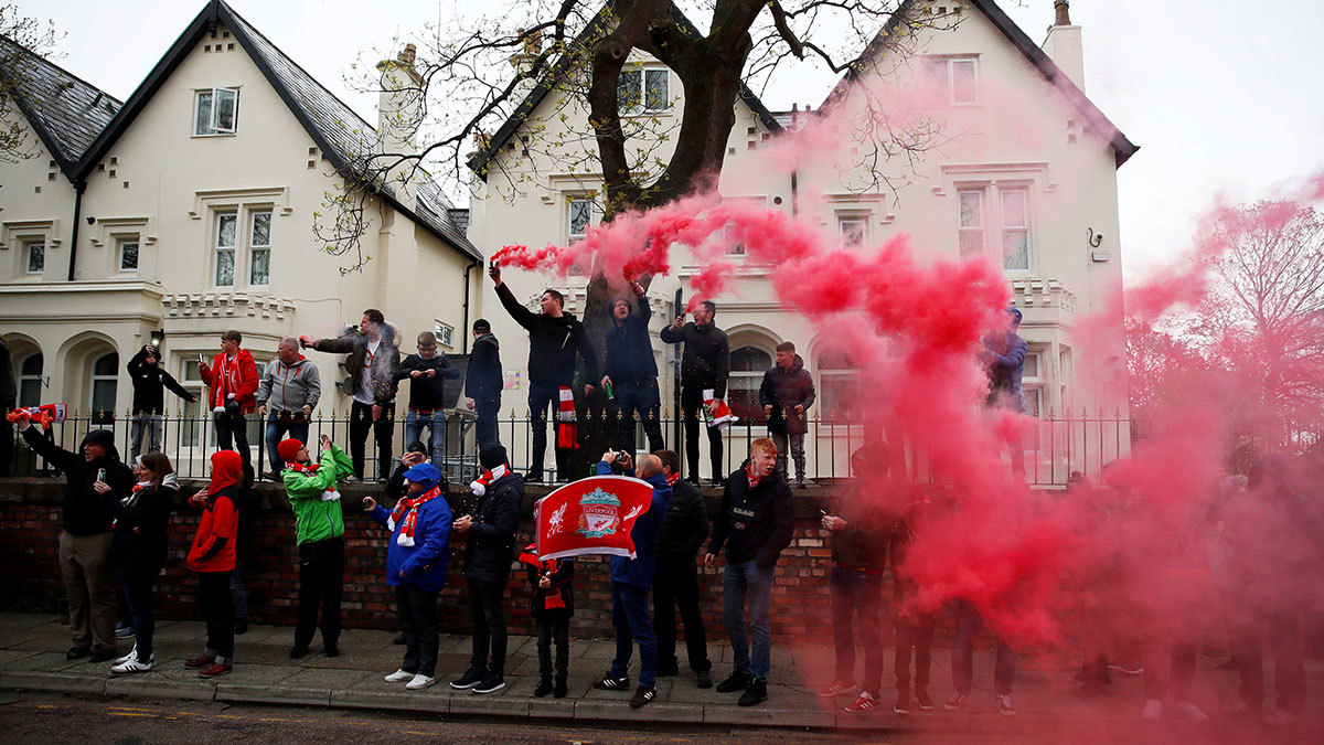 مباراة برشلونة ضد ليفربول.. جمهور الريدز يثير الشغب في كتالونيا ويدفع سائحًا داخل مياه نافورة (فيديو)