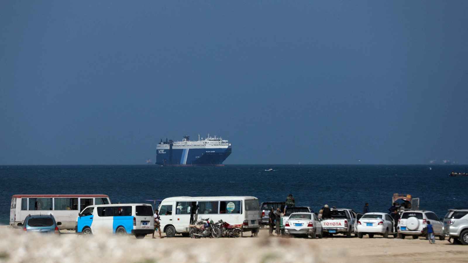 الأول منذ أشهر.. سفينة تتعرض لهجوم مسلح قبالة سواحل عدن اليمنية