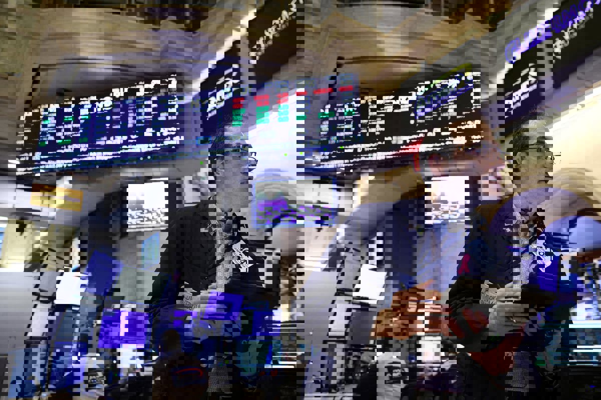 "وول ستريت" تغلق مرتفعة بفضل ميل الاتحادي للتيسير‎