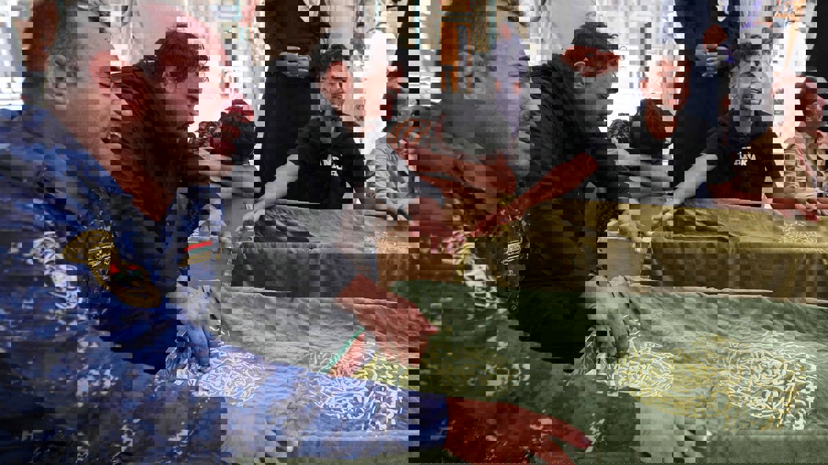 بانتظار دفن موتاهم.. عراقيون يحمّلون الحكومة مسؤولية حريق مستشفى الحسين في الناصرية