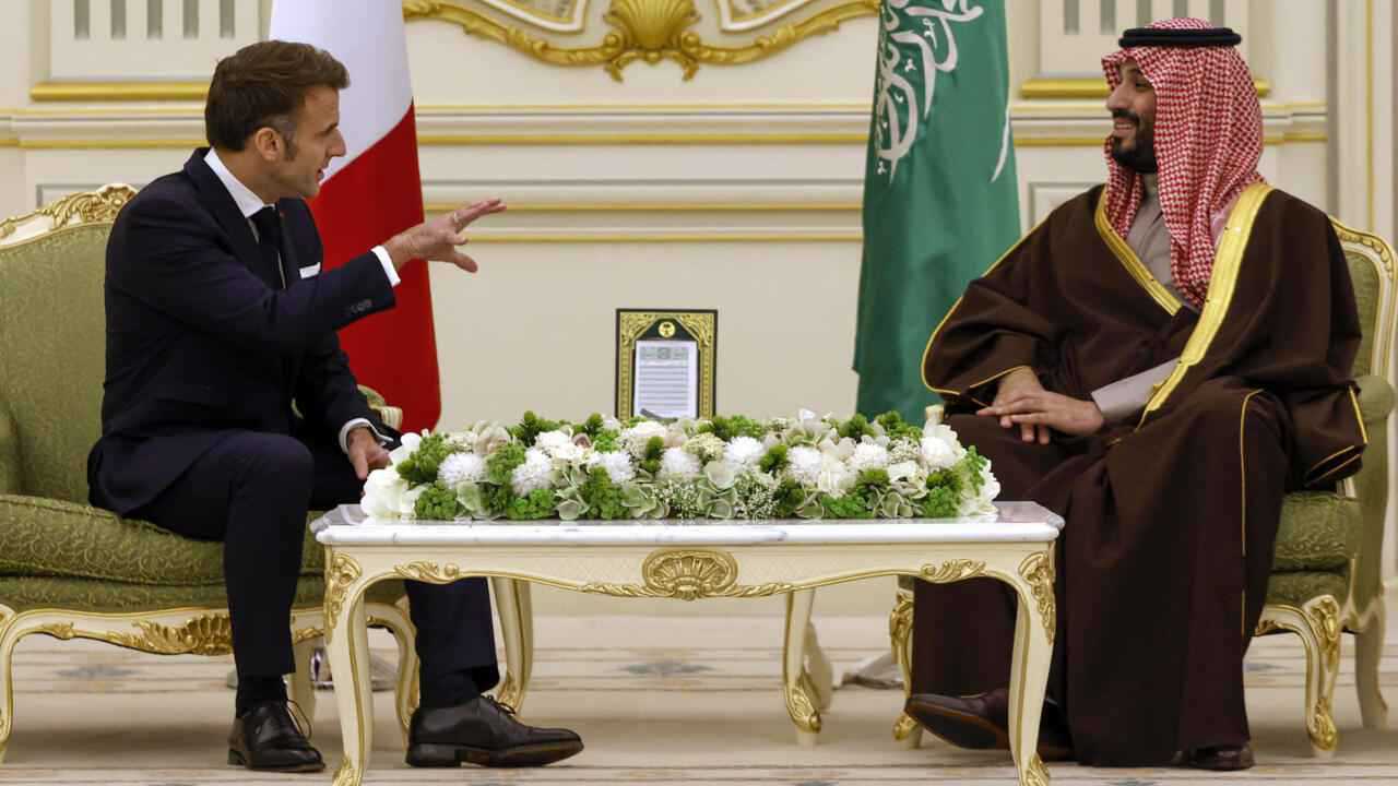 بن سلمان وماكرون يؤكدان أهمية البدء بخطوات عملية لتحقيق السلام