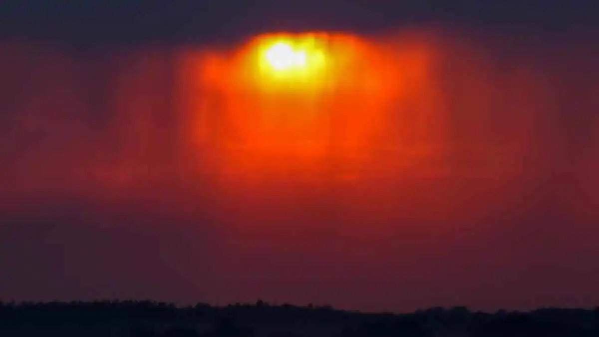 وسط ترقب وتحذيرات.. "الأمطار الدموية" تقترب من بريطانيا