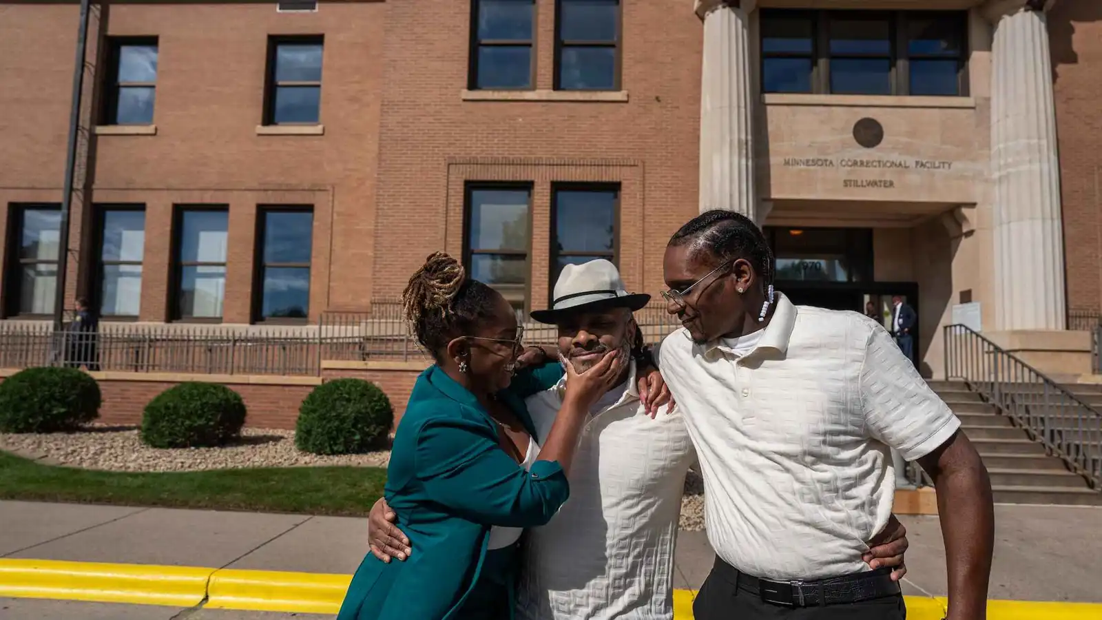 أمريكي "خارج الأسوار" بعد ربع قرن "ظلماً" خلف القضبان