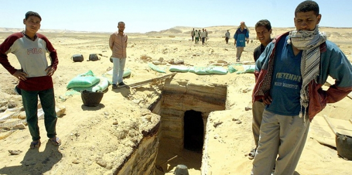 اكتشاف أجزاء من تمثال الملك رمسيس الثاني بأسوان المصرية (صور)