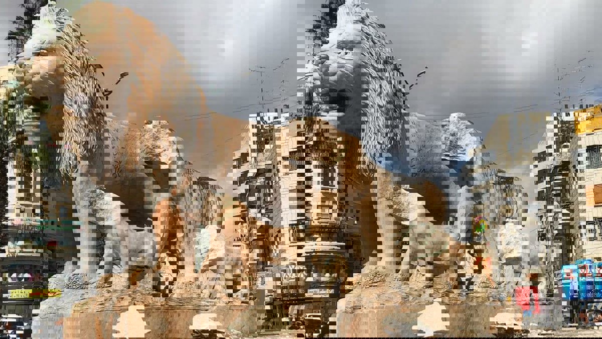 الشرطة الفلسطينية تعتقل شابا حطم أجزاء من تماثيل الأسود في رام الله (فيديو)