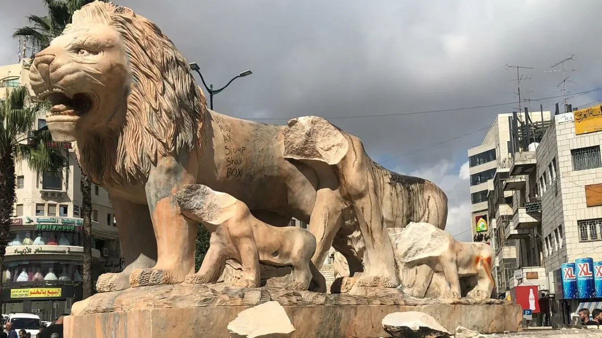 الشرطة الفلسطينية تعتقل شابا حطم أجزاء من تماثيل الأسود في رام الله (فيديو)