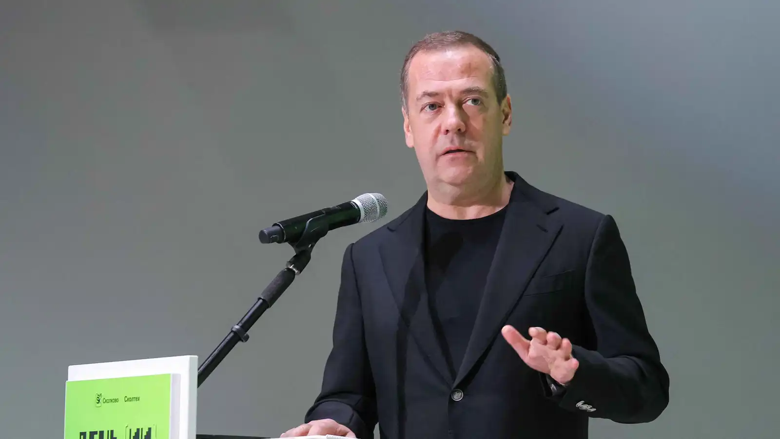 "لن يوقع معاهدة السلام".. ميدفيديف يهاجم زيلينسكي ويشكك في شرعيته