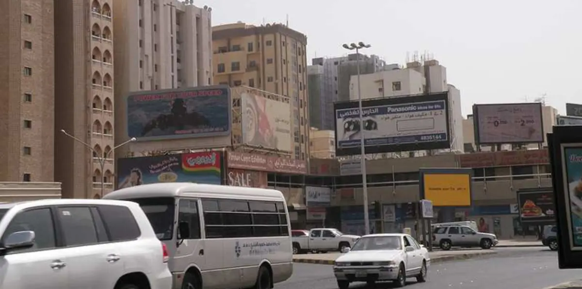 ضبط  كويتي وإيراني بملابس نسائية في السالمية