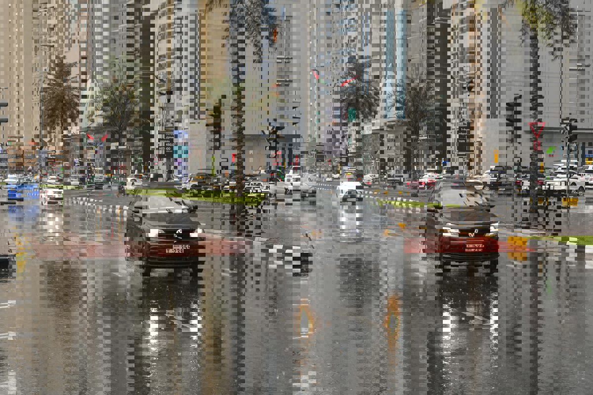 أمطار صيفية غزيرة في دبي والشارقة (فيديو)