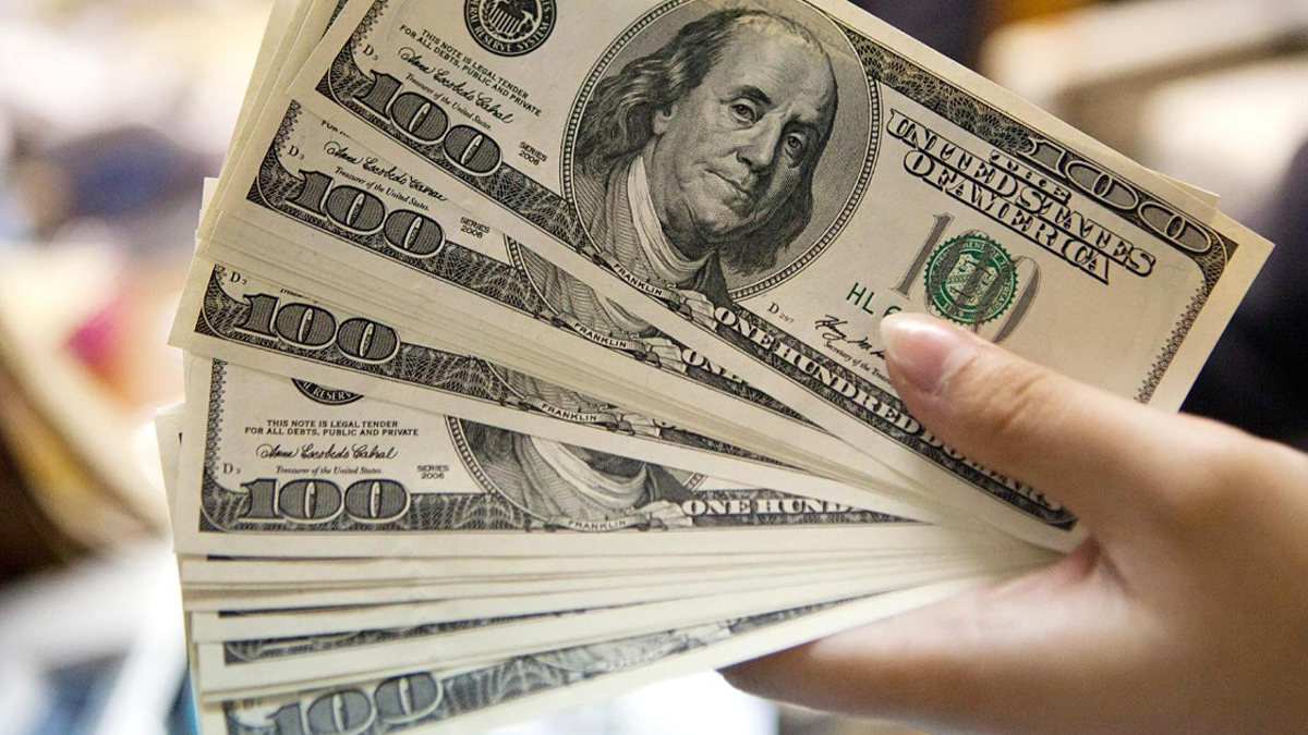 الدولار يواصل الصعود بعد مفاجأة التشديد النقدي للمركزي الأمريكي